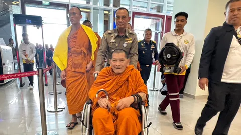 "หลวงปู่ศิลา" มาฉันเพลที่ห้องทำงาน "บิ๊กเต่า" พร้อมพูดอวยพรให้กำลังใจ