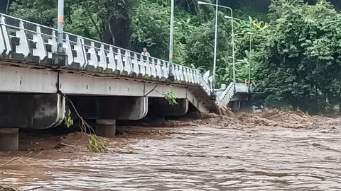 แม่ฮ่องสอนอ่วม น้ำป่าหลากท่วม กระทบ 7 หมู่บ้าน กัดเซาะคอสะพานขาด รถสัญจรไม่ได้