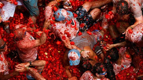 สเปนเปิดศึกปามะเขือเทศประจำปี 2025 แดงฉานไปทั้งเมือง