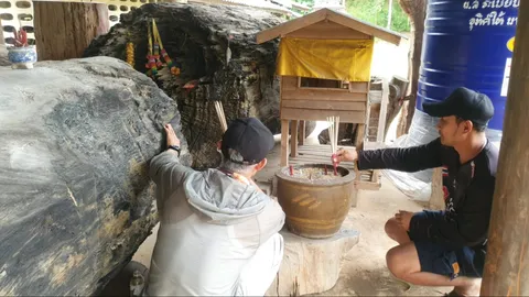 คอหวยหวังเฮง มาขอโชค "เจ้าแม่ตะเคียนทอง" จุดธูปลุ้น "เลขเด็ด" งวด 1/9/68