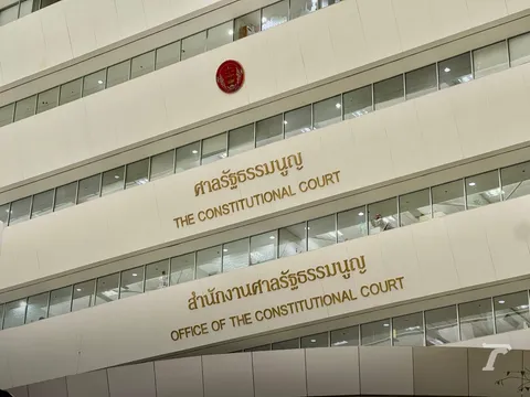 สื่อมวลชนปักหลักเกาะติด ศาลรัฐธรรมนูญ ชี้ชะตานายกฯ แพทองธาร ครึ่งเช้ายังเงียบ⁣
