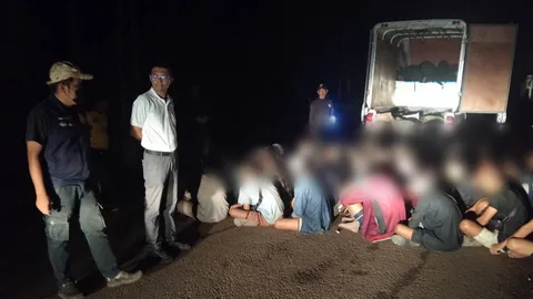 สกัดจับกระบะตู้ทึบ ขนแรงงานต่างด้าว อึ้งพบชาวเมียนมา 52 ชีวิต อัดอยู่เต็มคันรถ