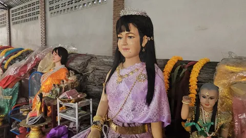 สาวพาเพื่อนส่อง "เลขเด็ด" ตะเคียนแม่ศรีมณีทอง หลังให้โชคมาแล้วหลายงวด