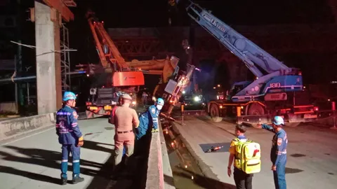 ถนนพระราม 2 ระทึกอีก รถเครนเสียหลักพลิกคว่ำ บูมและท่อนเหล็กหล่นฟาดรถที่ขับผ่าน