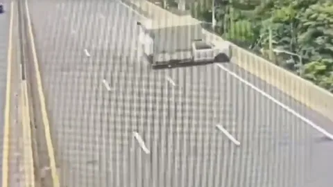 เปิดนาที "รถพ่อค้าปลาทู" เสียหลักชนขอบทางบนโทลล์เวย์ ดับ 1 เจ็บ 5