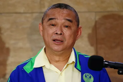 “เรืองไกร” ยื่น กกต. ยุบพรรคเพื่อไทย ยกคำวินิจฉัยศาล รธน. เข้าข่ายปฏิปักษ์การปกครองประชาธิปไตย