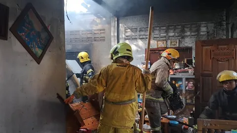 บ้านถูกตัดไฟฟ้า พ่อเลี้ยงเดี่ยวลืมดับเทียน เพลิงไหม้หวิดลามบ้านใกล้เคียง