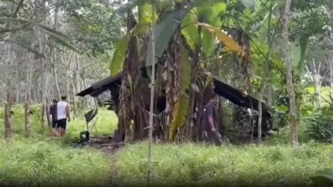 ออกหมายจับหนุ่มคลั่งยา ฆ่าดาบตำรวจ ตชด. เชื่อยังกบดานอยู่ในพื้นที่ เตือนญาติห้ามช่วย