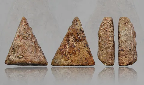 พระนางพญา พิมพ์สังฆาฏิ แขนหน้า ซอกลึก มีคราบน้ำหมากตามธรรมชาติ