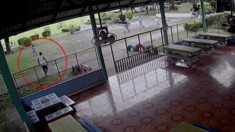 หวั่นไม่ปลอดภัย ชายป่วยจิตเวชบุกโรงเรียน อาละวาดด่ากราด - วิ่งไล่เด็กนักเรียน