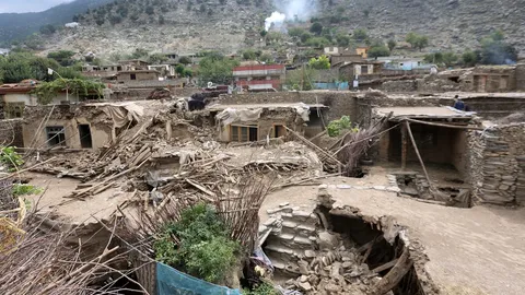 แผ่นดินไหว 5.2 เขย่าอัฟกานิสถานซ้ำ ขณะที่ยอดตายพุ่ง 1,400 ศพ