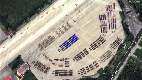 เผยภาพถ่ายดาวเทียม จีนเตรียมยุทโธปกรณ์เรียงเป็นตับ พร้อมแสดงแสนยานุภาพกองทัพ