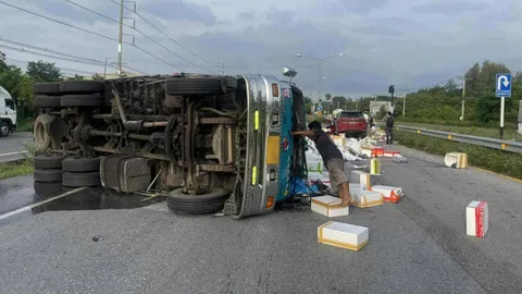 นาทีเฉียดตาย รถบรรทุกหักหลบรถยูเทิร์น พลิกคว่ำทับ จยย. คนขับรอดหวุดหวิด