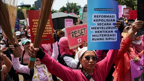 รวมพลังไม้กวาด! ผู้หญิงอินโดฯ เข้าร่วมประท้วงในกรุงจาการ์ตา เรียกร้องการเปลี่ยนแปลง