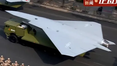 จีนโชว์เครื่องบินรบรุ่นใหม่แบบไร้นักบิน Collaborative Combat Aircraft (CCA)