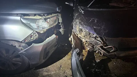 ไล่ล่าระทึก หนุ่มขับเก๋งส่งยาบ้า โดนเจ้าหน้าที่ใช้กระบะชนสกัดจนมุมใน บขส.