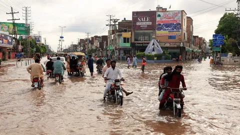 ฝนถล่มภาคเหนืออินเดีย น้ำท่วมหมู่บ้าน 1,400 แห่ง ดับแล้ว 30 ศพ