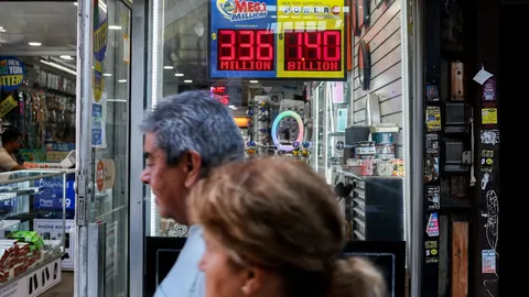 ชาวอเมริกันแห่เสี่ยงโชค หวังแจ็กพอตลอตเตอรี่ 1.4 พันล้าน ลุ้นรางวัลคืนนี้