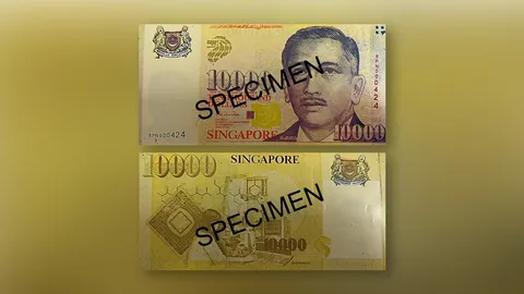 พนักงานจับพิรุธ หนุ่มสิงคโปร์ตีเนียนฝากแบงก์ปลอมเข้าบัญชี ก่อนถูกจับคาที่