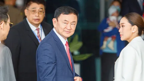 “ทักษิณ” โผล่สนามบินดอนเมือง ตม.กักตัว ยึดพาสปอร์ต อ้างจะไปประจวบฯ