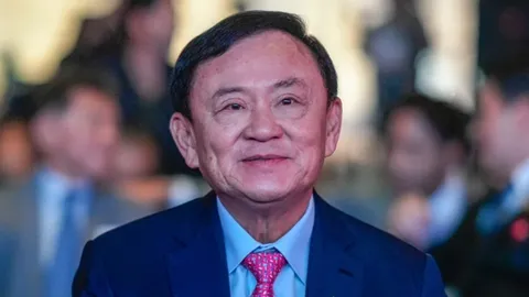 “ทักษิณ” บินสิงคโปร์ พบแพทย์ตรวจร่างกาย 2 วันกลับมาฟังคำสั่งคดีชั้น 14