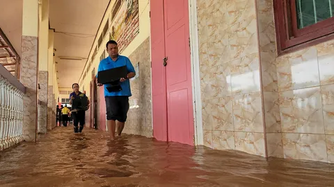 น้ำท่วมบางบาล โรงเรียนปิด 1 สัปดาห์ ย้ายอุปกรณ์วุ่น เขื่อนเจ้าพระยาเพิ่มการระบาย