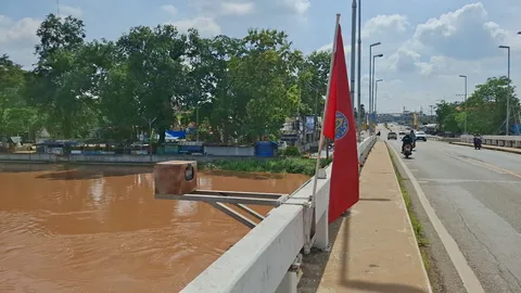 ปักธงแดงเตือนแม่น้ำน่าน ล้นตลิ่งที่พิจิตร วางแนวป้องกันเขตเศรษฐกิจ