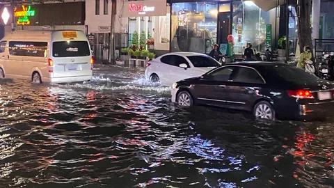 คนกรุงอ่วม เย็นวันศุกร์ฝนตกหนักต่อเนื่อง รถติดสาหัส-น้ำท่วมขังหลายจุด