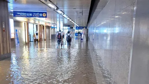 ฝนหนัก น้ำทะลักท่วม MRT ศูนย์วัฒนธรรม เจ้าหน้าที่เร่งแก้ไข