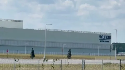 ปฏิบัติการครั้งใหญ่! ICE บุกโรงงานฮุนไดสหรัฐฯ จับแรงงานต่างชาติ 500 คน