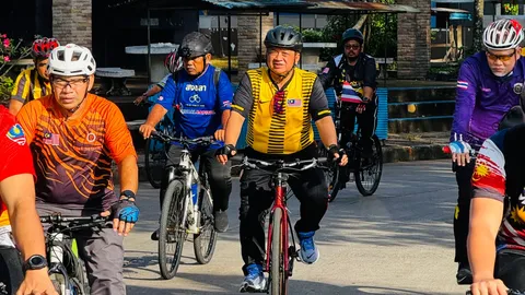 มกุฎราชกุมารมาเลเซีย ทรงปั่นจักรยานท่องเที่ยว ในตัวเมืองสะเดา