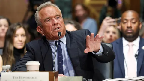 ทรัมป์ยังหนุน รมว.สาธารณสุข เปลี่ยนนโยบายวัคซีน แม้มีความเสี่ยง