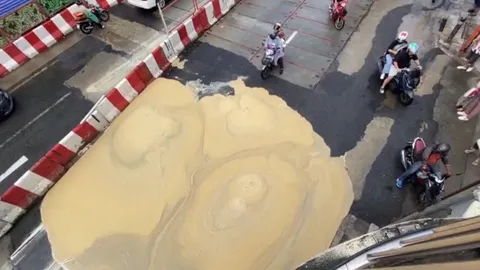 ดินโคลนผุดใต้พื้นถนนสมเด็จพระเจ้าตากสิน เจ้าหน้าที่เร่งแก้ไขหวั่นทรุดตัว