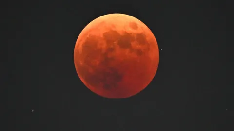 ไขข้อสงสัย ทำไม "จันทรุปราคาเต็มดวง" เป็น "สีแดงอิฐ" พร้อมแนะช่องทางชมสด