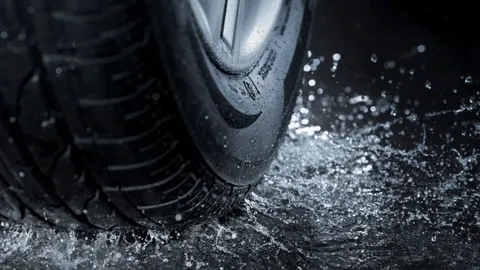  เรื่องของลายดอกยาง...เลือกยางอย่างไรให้เกาะถนนและรีดน้ำได้ดี ?