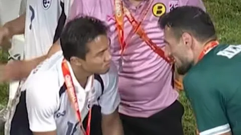 แห่แชร์คลิปปฏิกิริยา "แข้งอิรัก" ระหว่างเข้ามาหา "ชนาธิป" หลังจบเกม