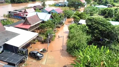 ทะลักบางบาล ขนของหนีน้ำ พายุ "ตาปะฮ์" จ่อทำฝนถล่มอีก