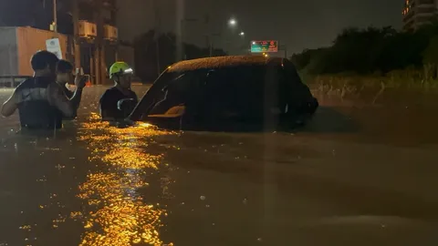 ฝนถล่ม "พัทยา" น้ำท่วมขังหลายจุด รถจมเสียหายหลายคัน