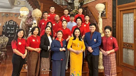 นักศึกษาจีนชื่นชมชุดไทยพระราชนิยม เครื่องใช้และเครื่องกระเบื้องยุโรปโบราณ