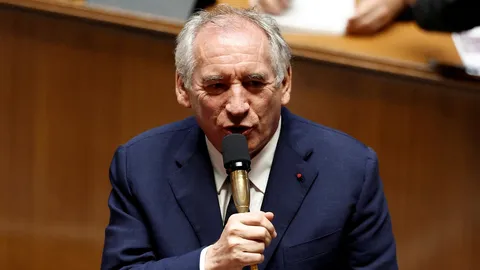 รัฐบาลฝรั่งเศสล่ม นายกฯ แพ้โหวตไม่ไว้วางใจ ต้องลาออกจากตำแหน่ง