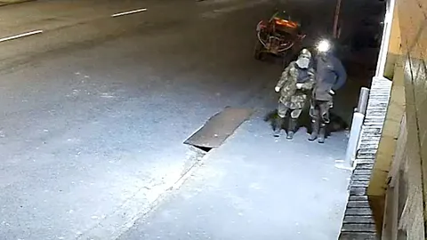 ยุติการค้นหา 4 ปี พ่อนิวซีแลนด์ถูกยิงดับ หลังพาลูก 3 คน หนีหายไปในป่า