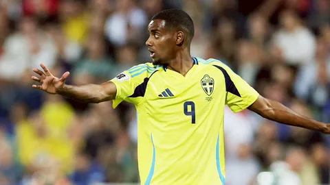 "อิซัค" ฝันร้ายนัดแรกใน 3 เดือนเศษ ลงสำรอง-ได้ใบเหลือง "สวีเดน" แพ้ "โคโซโว" คัดบอลโลก