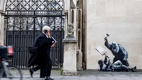 Banksy เปิดตัวผลงานใหม่ “ผู้พิพากษาทุบผู้ประท้วง” หน้าศาลลอนดอน