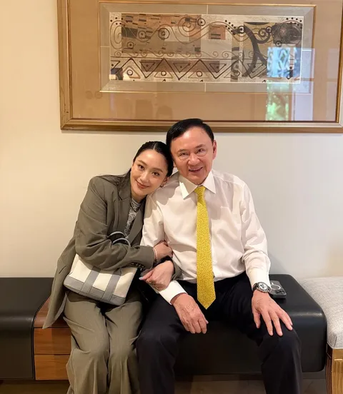 “อิ๊งค์” โพสต์รูปคู่ “ทักษิณ” เขียนแคปชั่นสั้นๆ “พ่อ” ไม่ตอบสื่อขณะเข้าประชุมเพื่อไทย