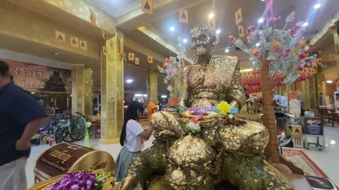 สาธุชนถือฤกษ์วันดี 9 เดือน 9 กราบขอโชค "กุมารสมบัติ" ลุ้นเลขเด็ด 16/9/68