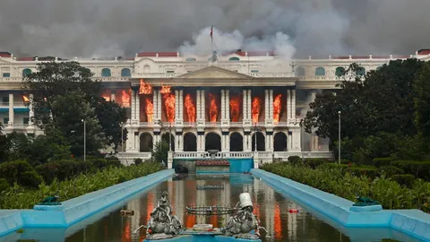 เนปาลลุกเป็นไฟ นายกฯ ลาออกแต่ไม่จบ ม็อบเผาทำลายรัฐสภา-ทำเนียบวอด