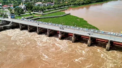 ลุ่มเจ้าพระยาระทึก ระดับน้ำเพิ่มสูงขึ้น จังหวัดท้ายน้ำระดมป้องกันเต็มพิกัด