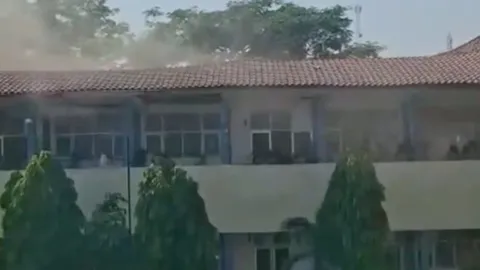 ระทึก หลังคาโรงเรียนอินโดนีเซียถล่ม นักเรียนบาดเจ็บหลายสิบราย