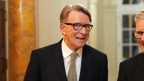 UK ปลดเอกอัครราชทูตประจำสหรัฐฯ หลังโดนแฉให้กำลังใจ “เอปสตีน”