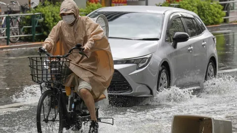 ฝนตกหนักท่วมถนนในโตเกียว ระบบขนส่งหยุดชะงัก เที่ยวบิน-รถไฟถูกระงับ